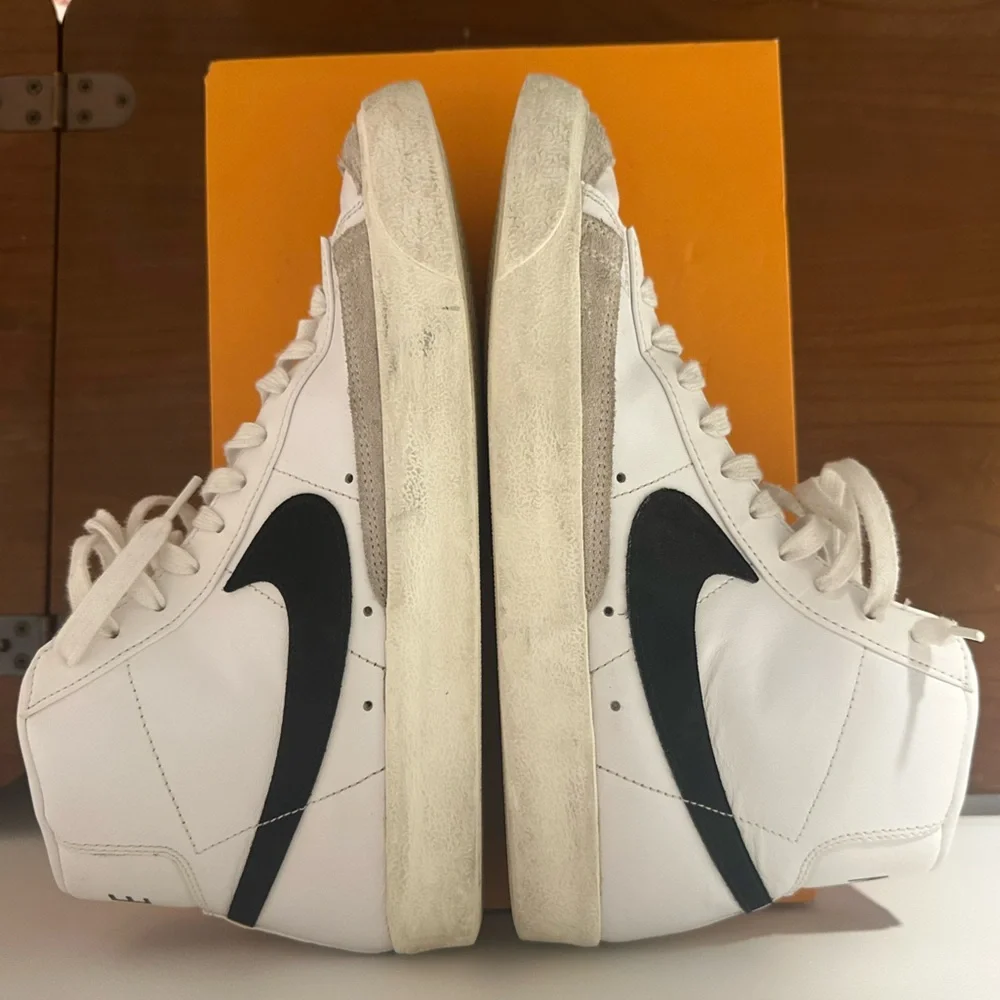 Nike Blazer Mid '77 White and Black Size US Men's 10.5 / Women's 12